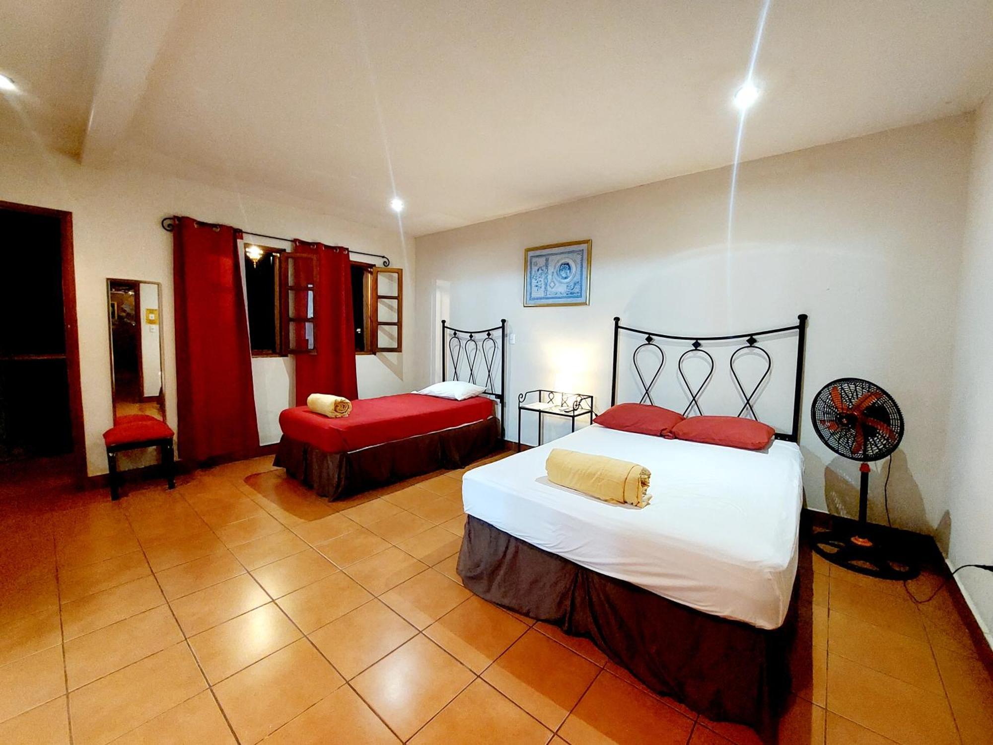 Hostal Lolita'S Boutique Ґранада Екстер'єр фото